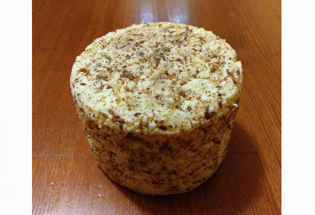 Этот вариант сыра со специями и зернышками