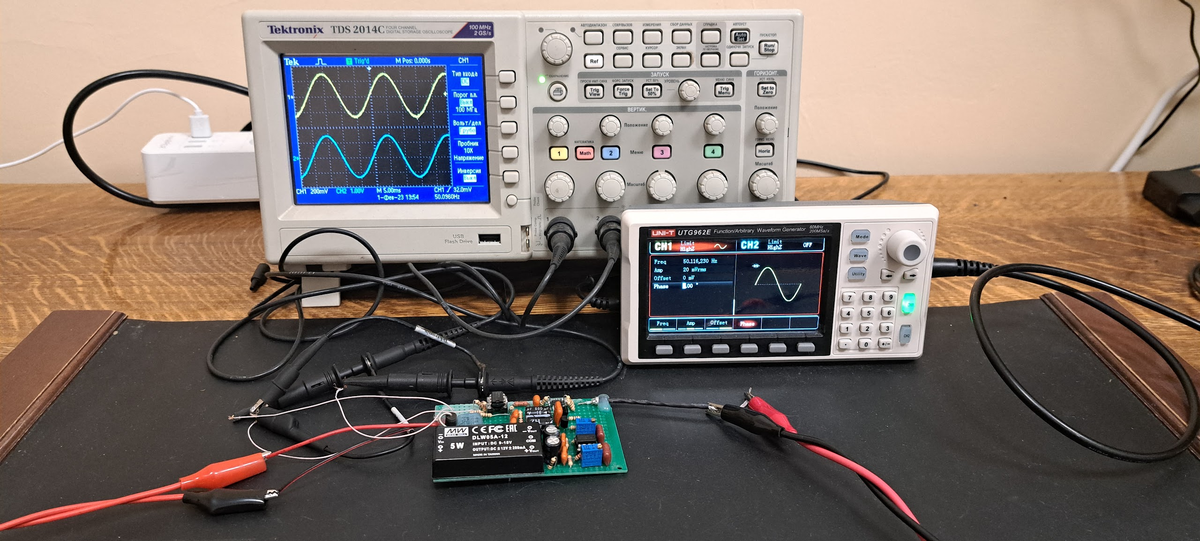 Перед сборкой схема была полностью смоделирована. Схема сверху