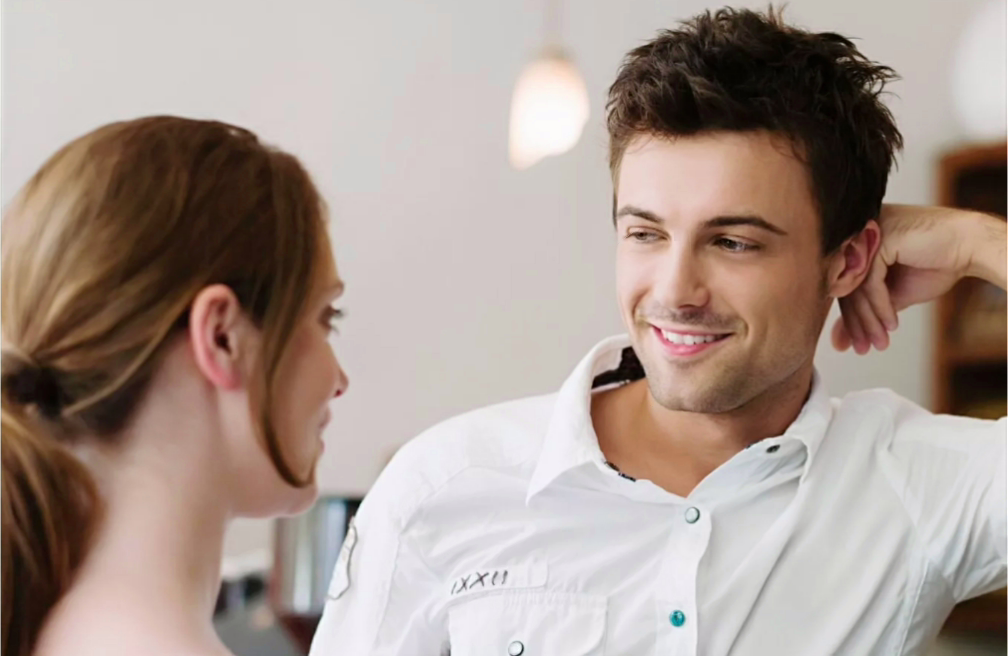 девушка флиртует с парнем. психология флирта. женщина флиртует. соблазнение в офисе. деловая встреча мужчина и женщина.