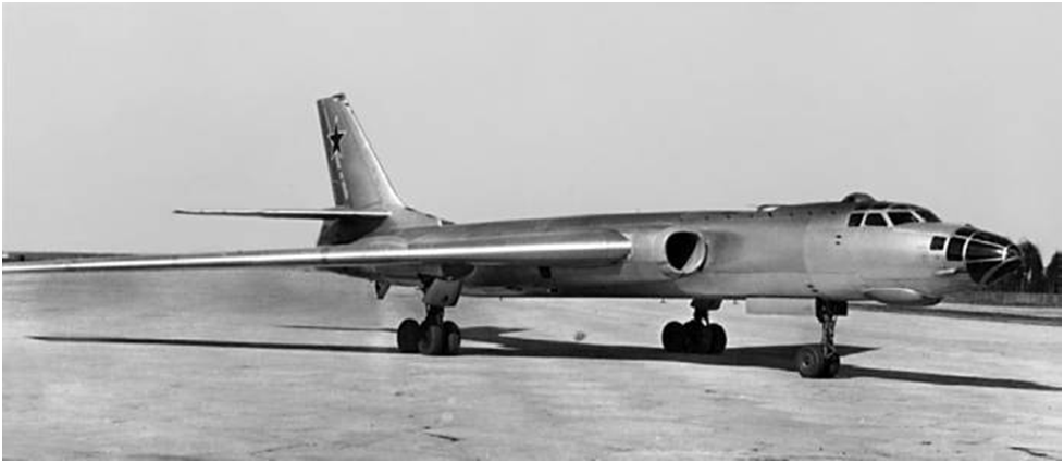 Ту-16 на заводском аэродроме.