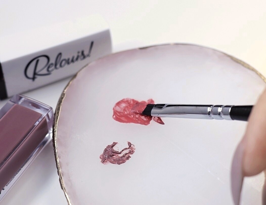 Мне очень нравятся помады True Matte Complimenti от Relouis (на фото 05 основной тон и добавлено чуточку 14 для приглушения цвета)