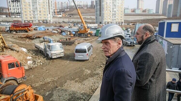     Темпы и ход строительства самой большой школы в Приморском крае — в районе Патрокла — проверил губернатор Приморского края Олег Кожемяко. Школу строители должны сдать к концу текущего года.