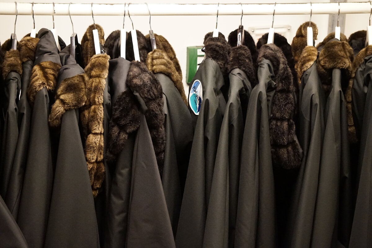 Накидки, которые дают при входе