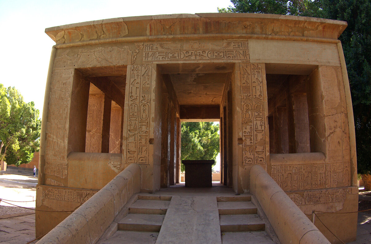 Белая часовня. Самое древнее здание в Карнаке. Построена Сенусертом почти 4000 лет тому назад. При строительстве третьего пилона Аменхотепом- строителем эту часовню разобрали и положили её блоки в тело пилона. Эти блоки обнаружили в 1924 году и в 1938 году собрали, как собирают пазлы. То есть фараоны, стремясь отметиться перед богом не заморачивались с сохранением памятников старины и легко использовали сооружения предков, как склад готовых блоков.