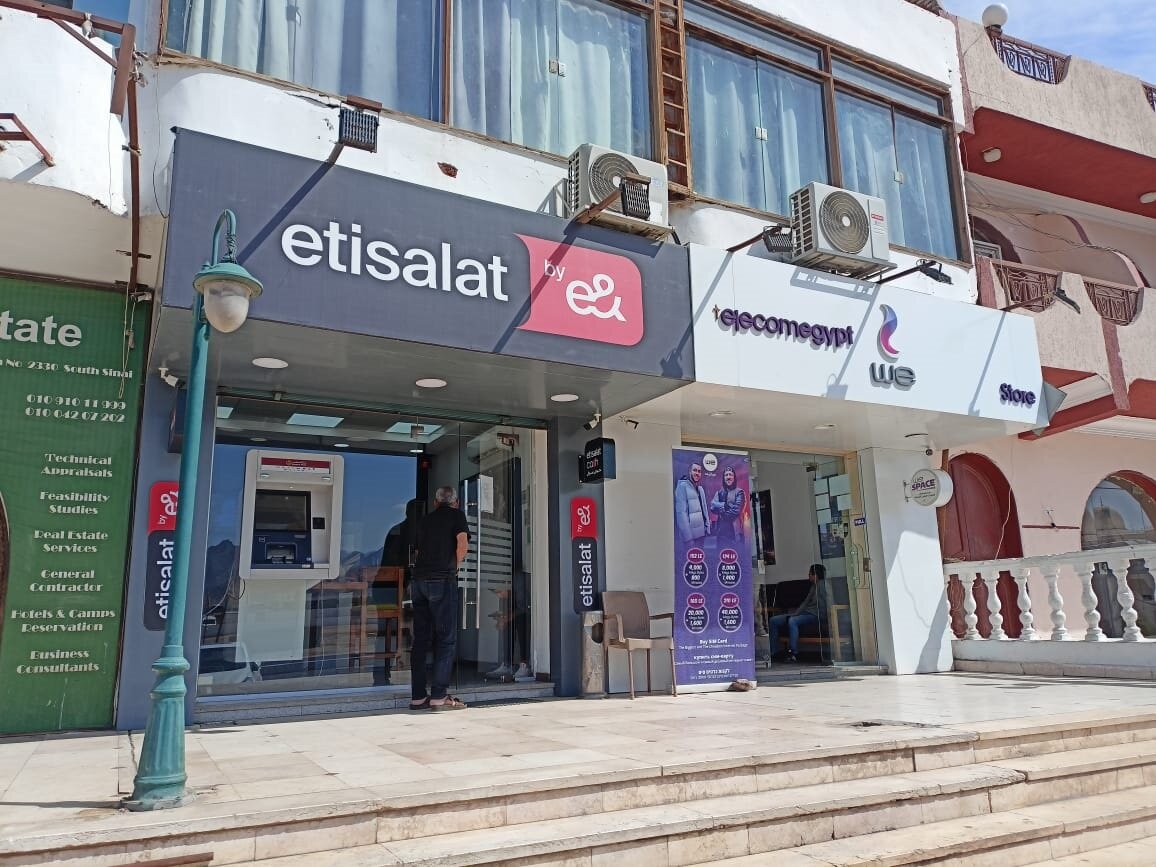 фото офисов Etisalat и We в Дахаб, Египет.