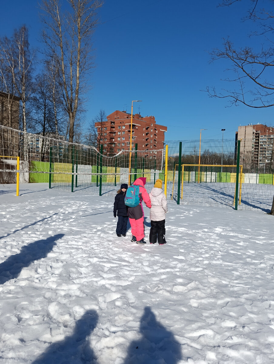 Дети после доп занятий играют в ожидании родителей. 