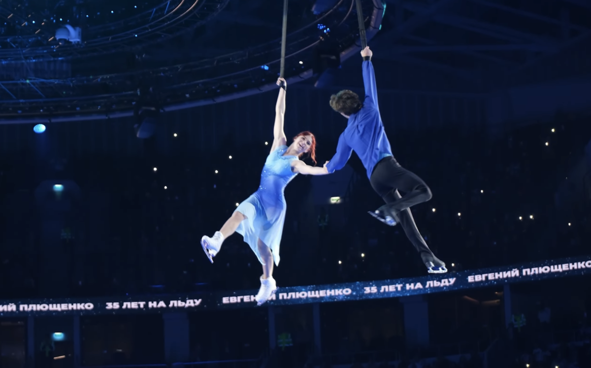 Александра Трусова и Марк Кондратюк на шоу Евгения Плющенко. Источник фото: YouTube канал Figure Skaters.