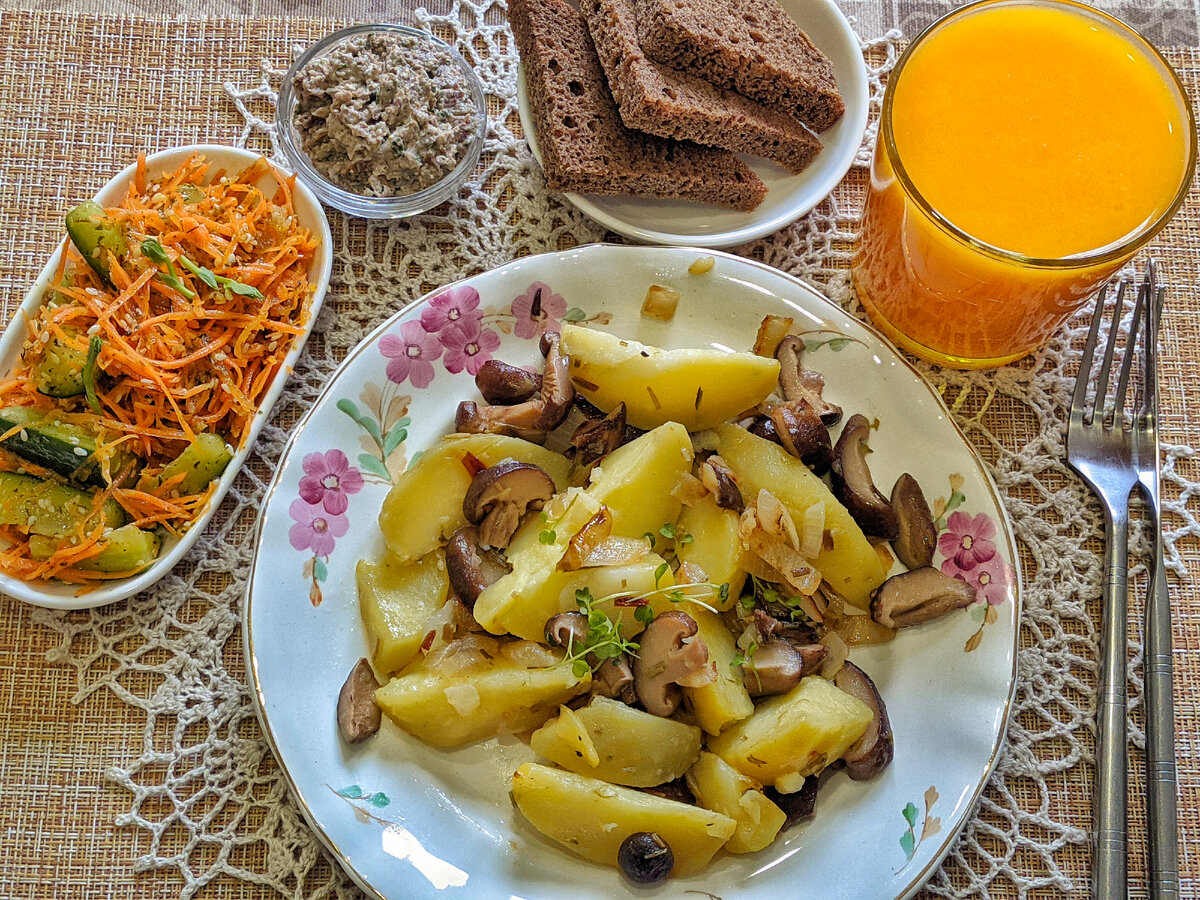 Картошка с грибами и жареным луком, салат из моркови, огурца и чеснока, чёрный хлеб, пхали, напиток из облепихи