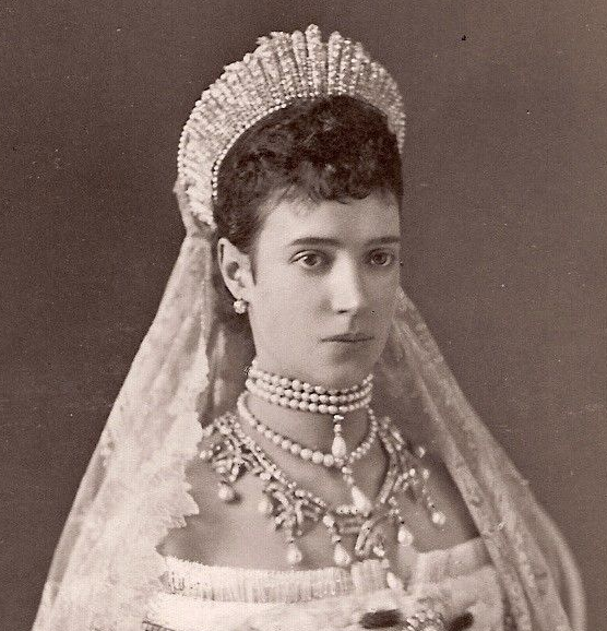 Во второй половине XIX века в России одним из самых модных поделочных камней среди аристократической публики стал лазурит. Законодательницей моды здесь стала супруга Александра III Мария Федоровна.-2