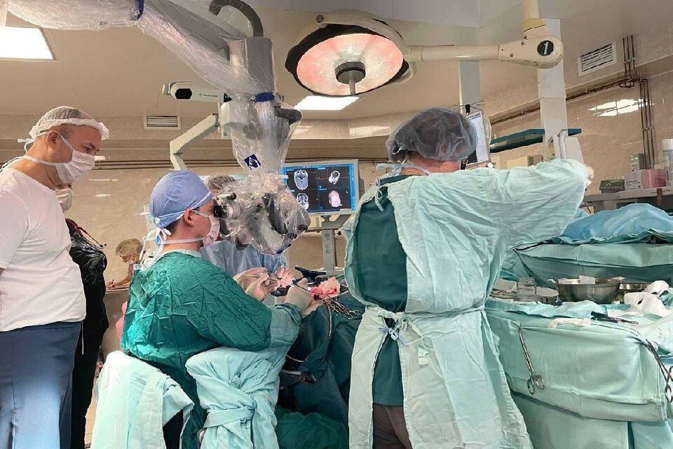     Чтобы спасти малыша хирурги отделили пораженное полушарие мозга от здорового. Фото: Комитет по здравоохранению Санкт-Петербурга