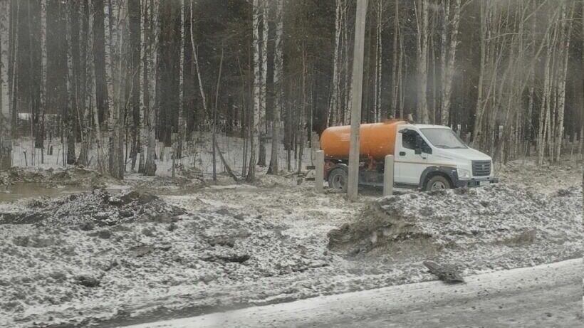     Горожане сообщают, что в лесной полосе на улице Федюнинского сливают жидкие отходы. По данным подписчиков паблика «ЧС Тюмень», подобные прекратится, если припугнуть нерадивых предпринимателей.