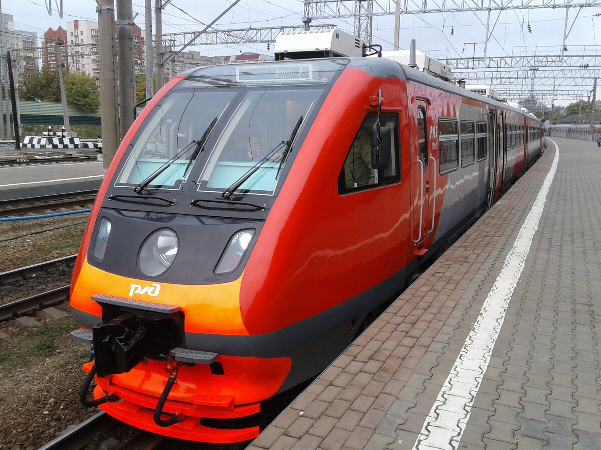 Ж.-д. станция "Саратов-1-Пассажирский". Рельсовый автобус "РА2-119". Построен в ноябре 2014-го года. С завода поступил в ТЧЭ-5 Отрожка, Юго-Восточной ЖД. На момент съёмки приписан к ТЧЭ-14 Анисовка где и трудится до сих пор. (Фото автора).