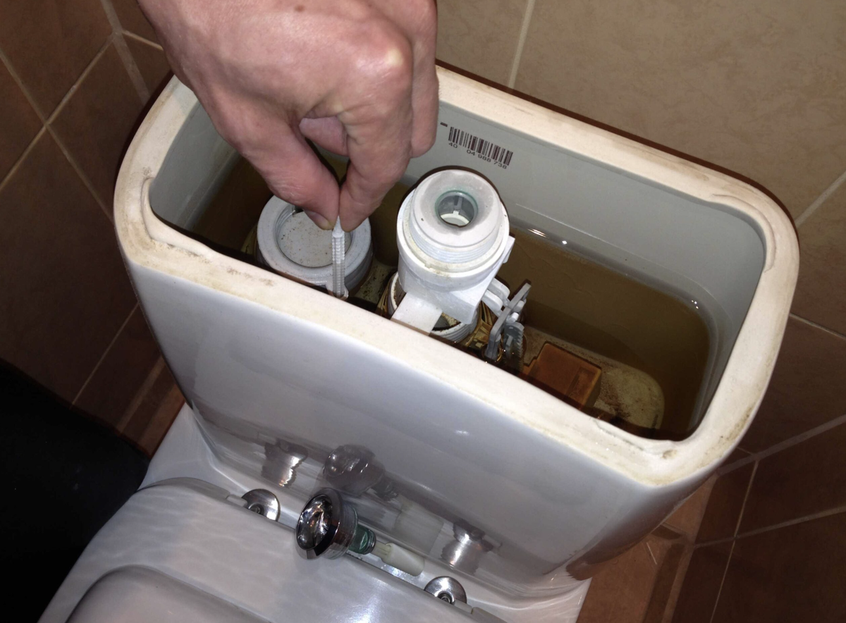Le problème de l’eau qui coule constamment dans les toilettes a été résolu une fois pour toutes : une méthode simple d’un plombier expérimenté
