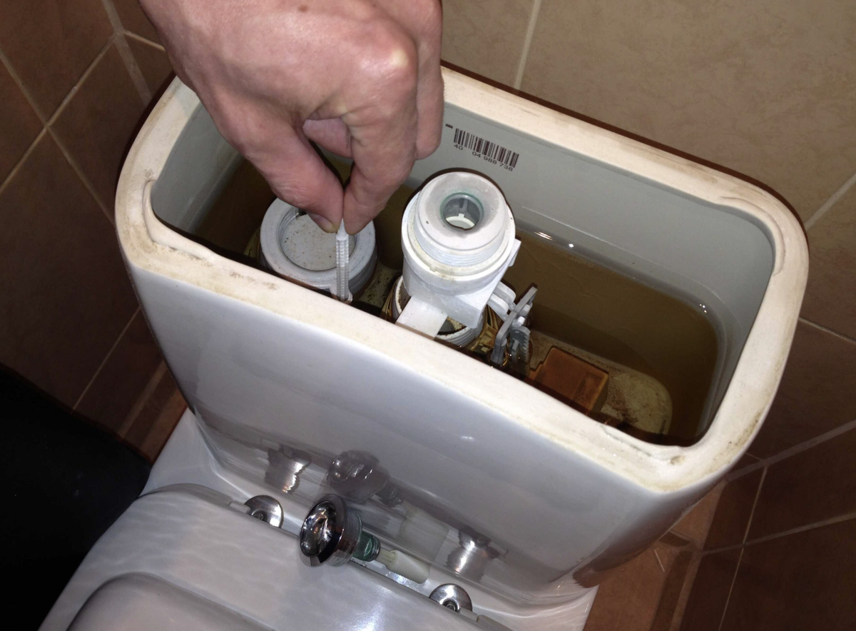 The problem of water constantly flowing in the toilet has been solved once and for all: a simple method from an experienced plumber