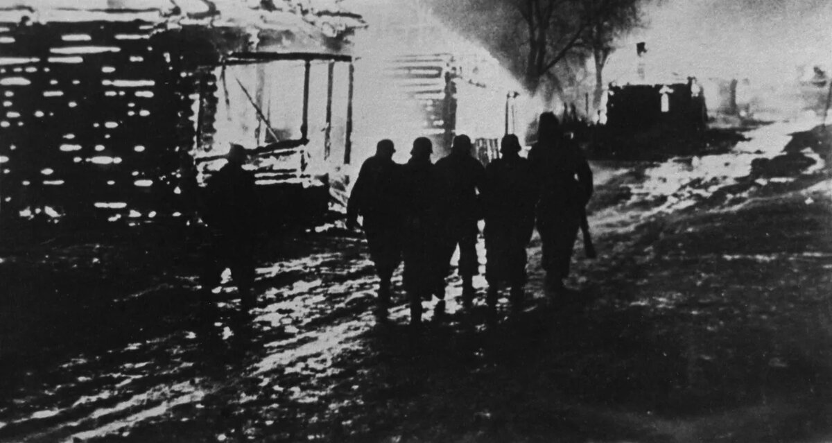 Немецкие оккупанты оставляют сожженный белорусский город (1941-1945). © РИА Новости / Т. Ананьина