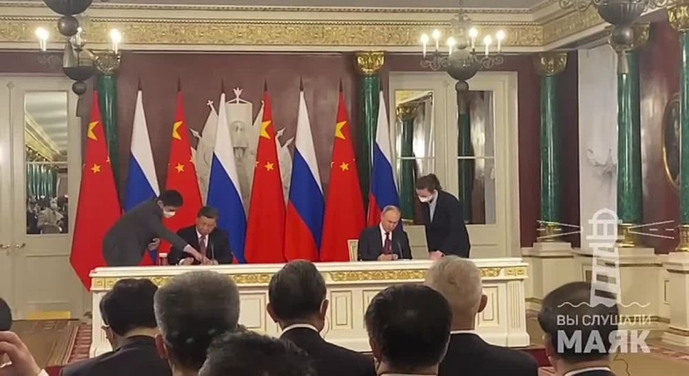 Красный цвет и триколор, означают две основные силы на планете Земля. Так теперь будут решаться главные международные дела.