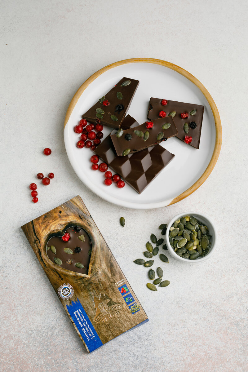 Глянцевая поверхность темперированного шоколада