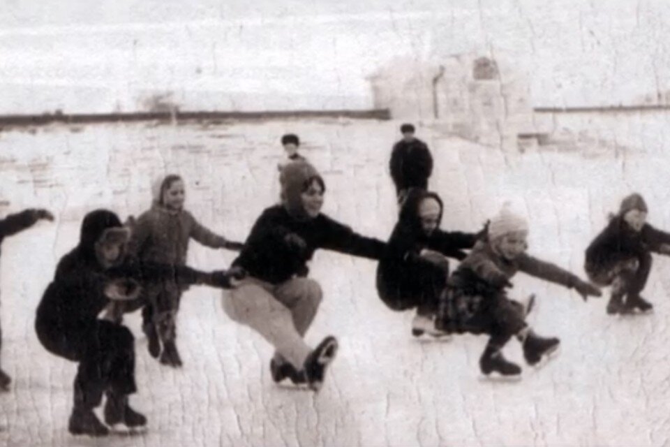     Искусственного льда на было, ждали зиму, чтобы тренироваться. Фото: СпортЦентрТВ