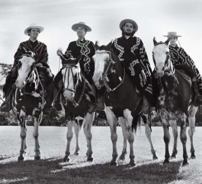     Кроме одноименных шляп, стандартный наряд гаучо часто состоял из длинных брюк, известных как бомбачи, пояса, кожаного хлыста, вязаного шерстяного пончо и кожаных ботинок.