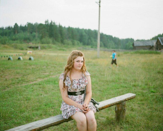Девушка в деревне летом