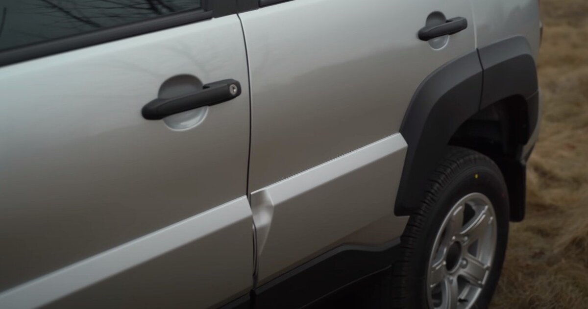      А это что за разрыв в заднем крыле? А что это за вмятина на задней двери внизу? Дизайнерское решение?