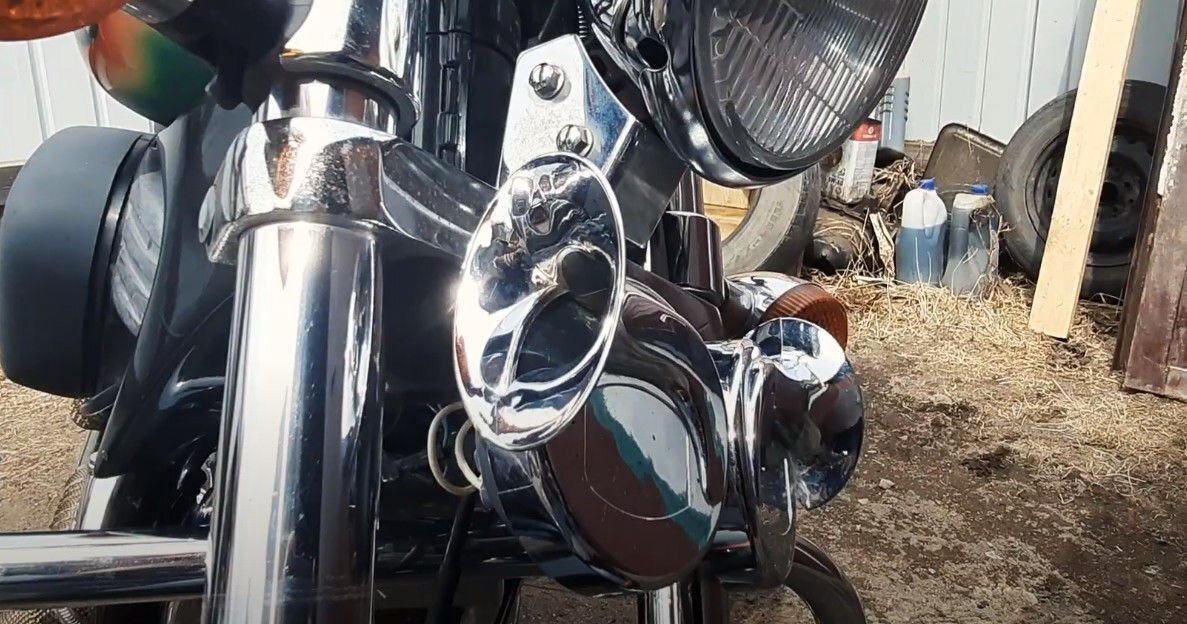      Сигналы на этот мотоцикле установлены раструбами наверх, поэтому в дождь или на мойке они заполнялись водой и отказывались работать