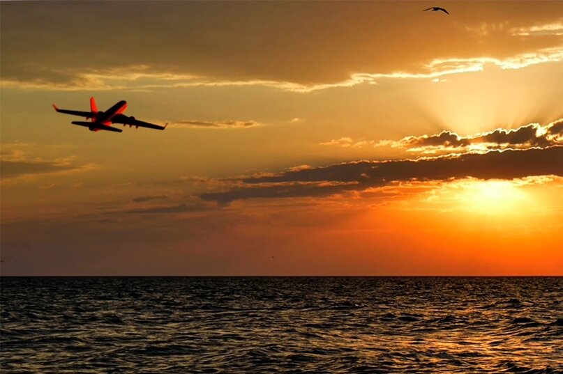 На самолете на море россия. Самолет на закате. Самолет над морем на закате. Самолет над морем. Море закат самолет.