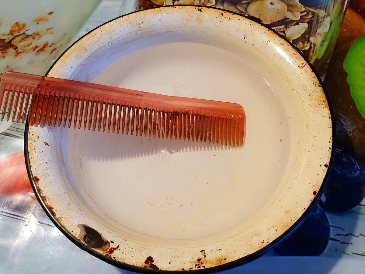 раствор холодной воды с 9% уксусом.