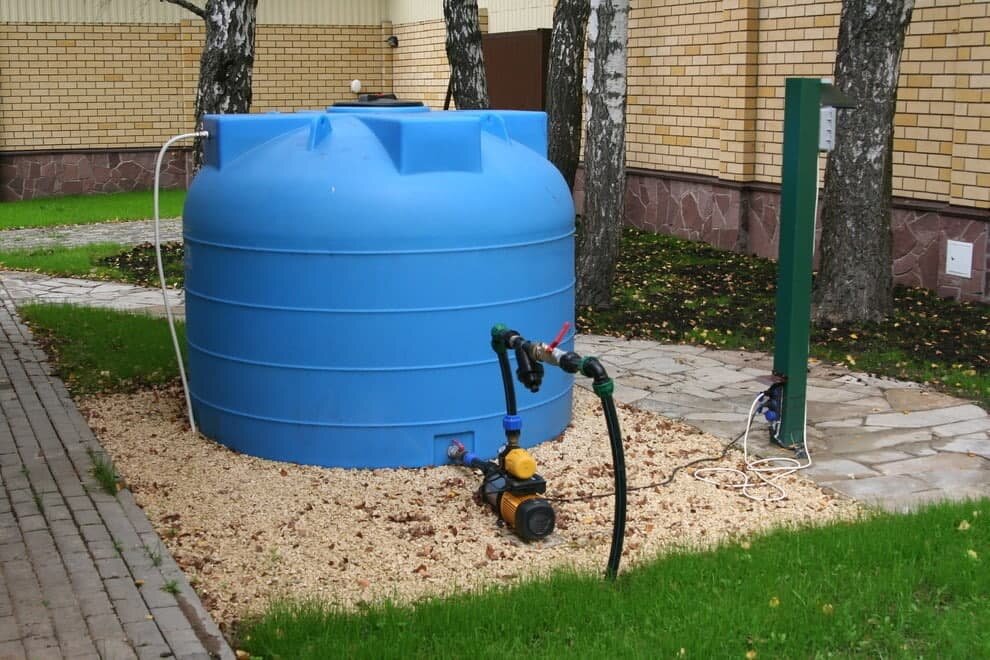 Да мало ли для чего понадобится водичка. Когда есть емкость с запасом чистой воды, никакие плановые или аварийные отключения службами водоканала не страшны.