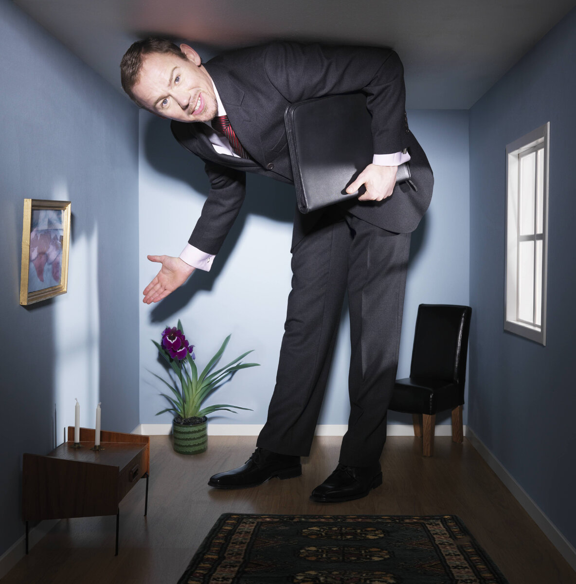 Тесно работать. Много японцев в офисе. Офисный работник. Сотрудница офиса. Человек в тесной коробке.