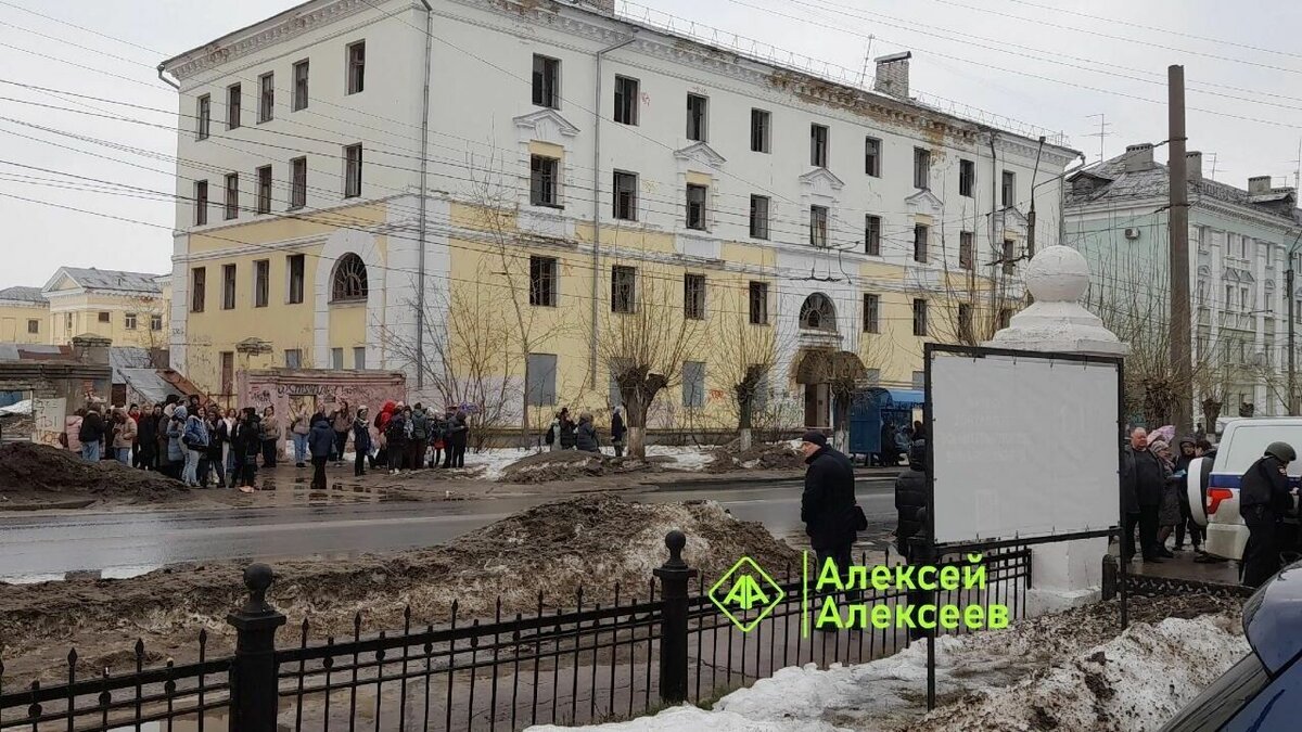     В Нижегородской области уже третий день подряд проводится эвакуация в учебных заведениях. Сообщения об этом поступают от студентов колледжей и техникумов в соцсетях.