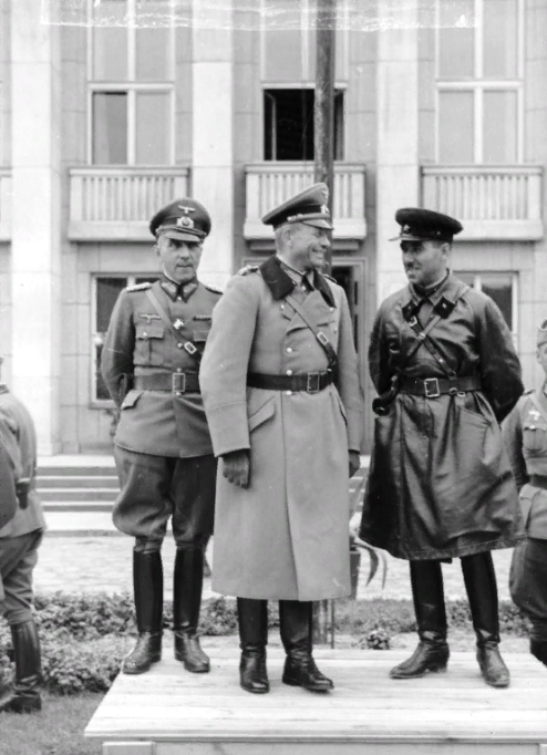 Генерал Гейнц Гудериан (Heinz Guderian) и комбриг Семен Моисеевич Кривошеин во время передачи города Брест-Литовска частям Красной Армии. Слева — генерал Мориц фон Викторин (Mauritz von Wiktorin). https://platon2.livejournal.com/2092732.html