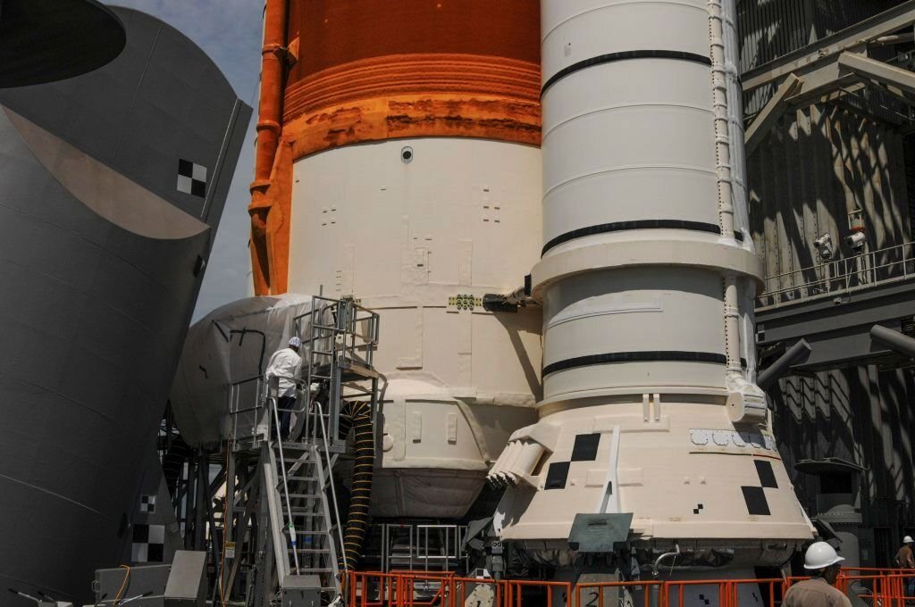      Ракета NASA Space Launch System (SLS) стоит на стартовой площадке 39B в четверг, 8 сентября 2022 года, в Космическом центре имени Кеннеди во Флориде. Команды работают над заменой уплотнения на интерфейсе, называемом быстроразъёмным соединением, между линией подачи жидкого водородного топлива на мобильной пусковой установке и ракетой.