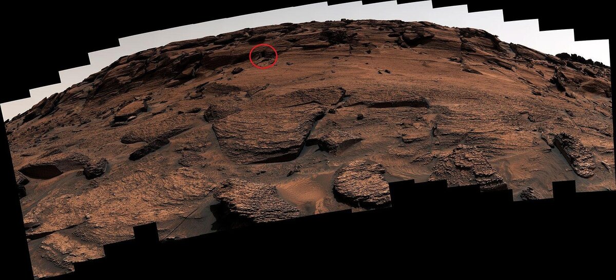      Панорама, сшитая из около 100 отдельных снимков Curiosity. "Дверь" обведена кружком, она крошечная и её трудно разглядеть в таком масштабе.