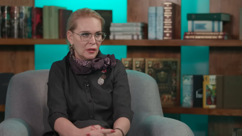    Алена Яковлева считает неприемлемым получать деньги от государства и поливать родную страну помоями. Фото: YouTube