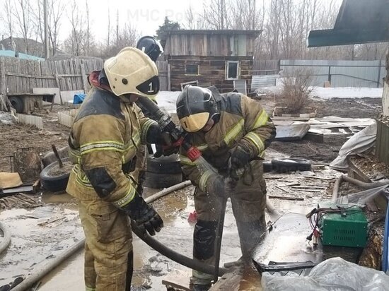     Из-за короткого замыкания вспыхнул частный дом в Биробиджане. ФОТО: МЧС по ЕАО