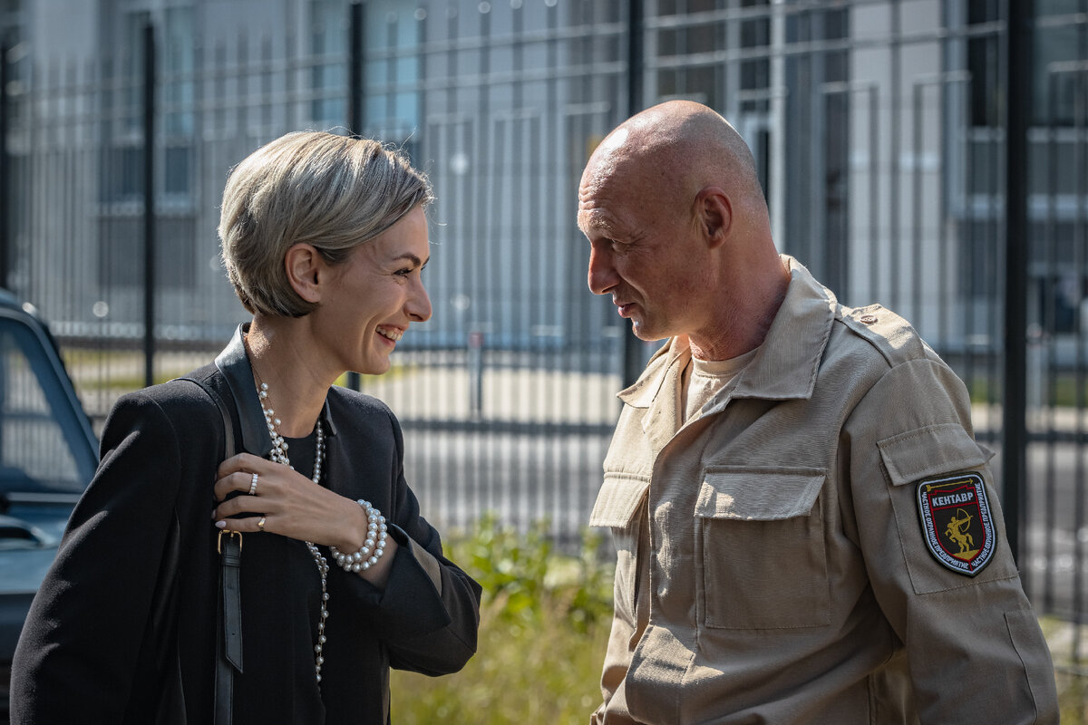 Премьеры следующей недели. Герой фильм 2019. Екатерина олькина хрустальный. Кинотеатр октябрь красная дорожка. Премьера фильма надпись.