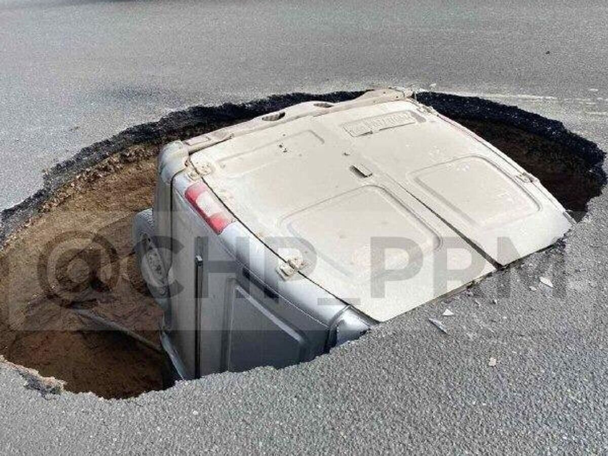    На шоссе Космонавтов Перми газель провалилась под землю© Фото : Пермь ЧП и ДТП, новости/Telegram