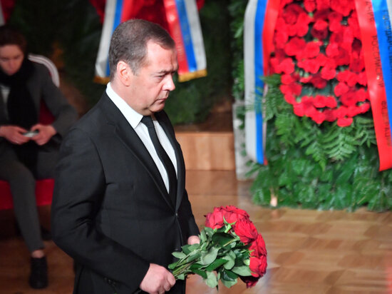     Д. А. Медведев на церемонии похорон лидера ЛДПР В. В. Жириновского, 2022 г. / Global Look Press