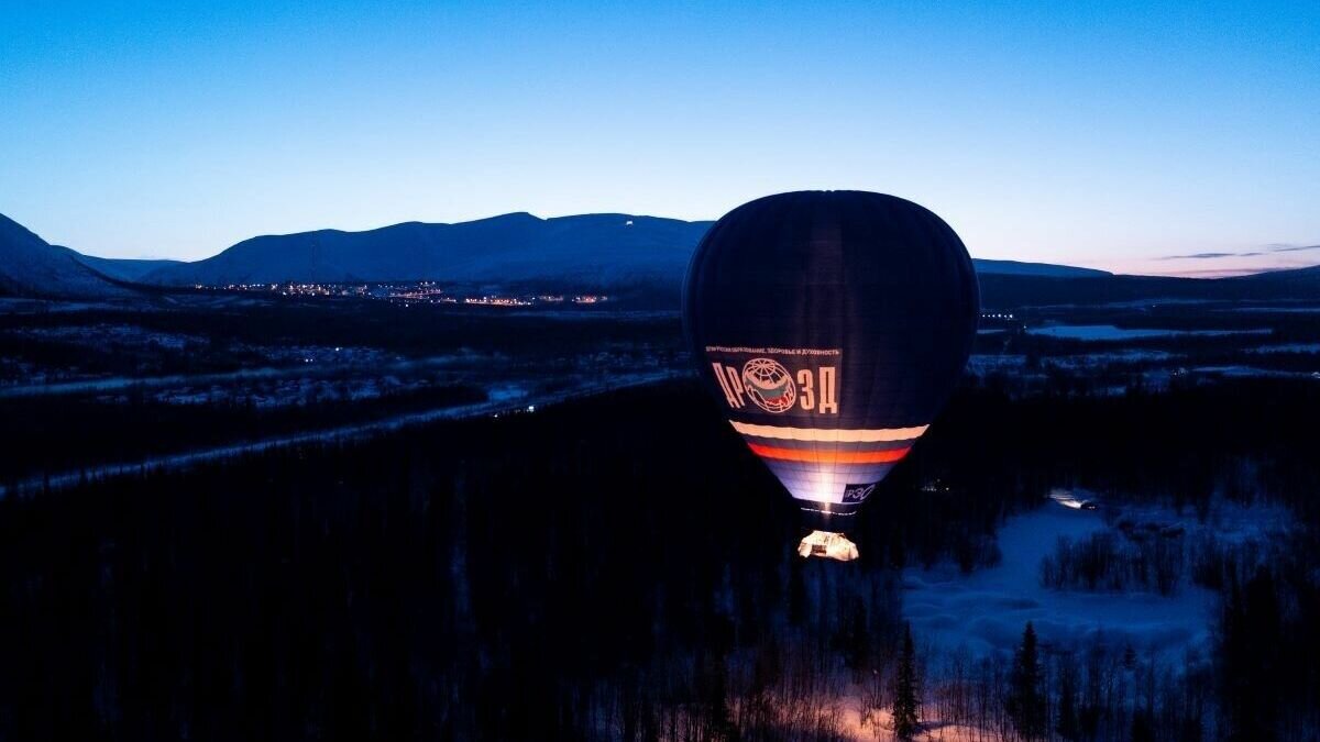     Российский путешественник Фёдор Конюхов пролетит над Красноярским краем на воздушном шаре. Это будет конечная точка маршрута, который начали в Муромской области, пишут РИА Новости.
