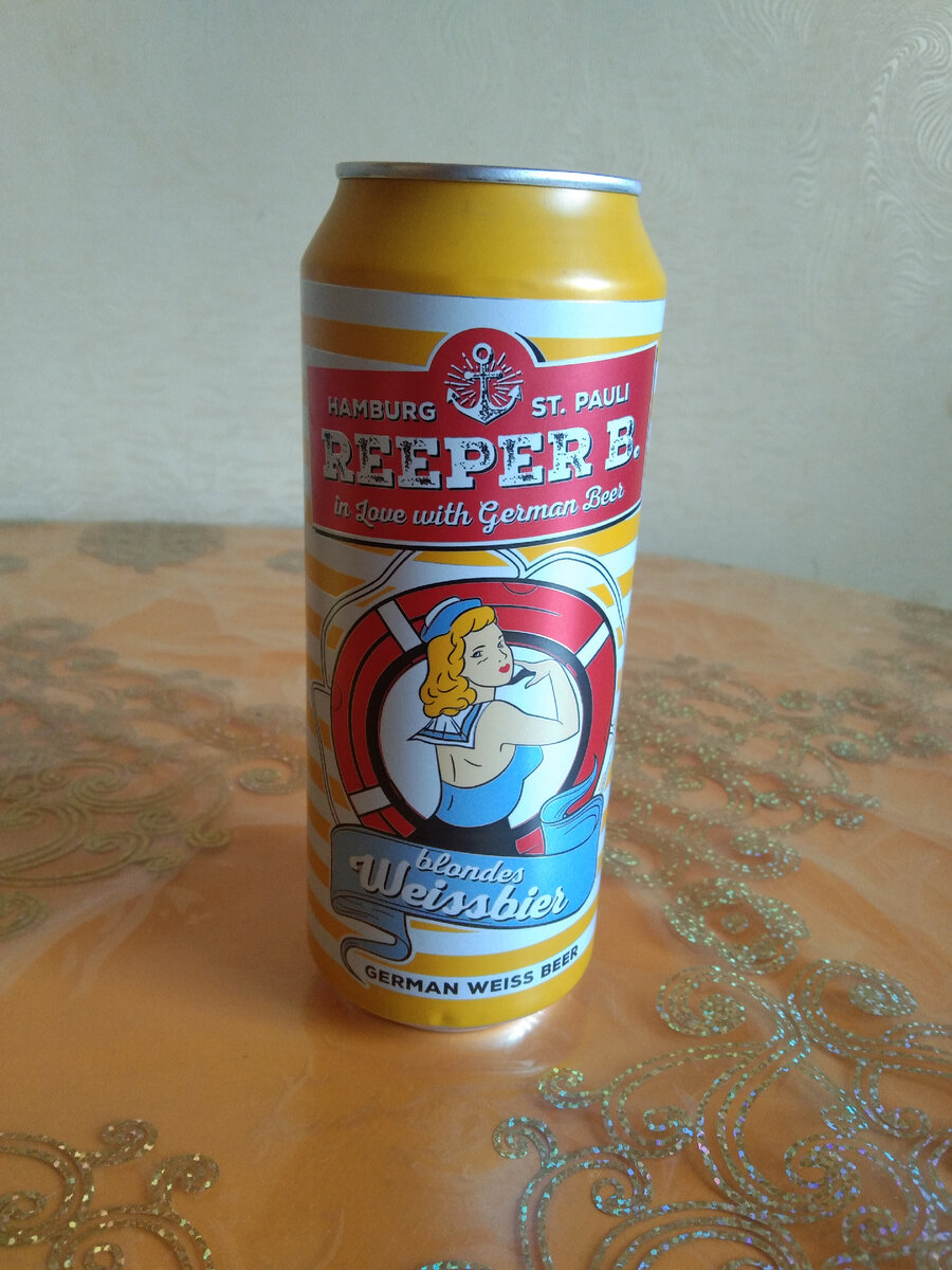 Девушка заманивает...