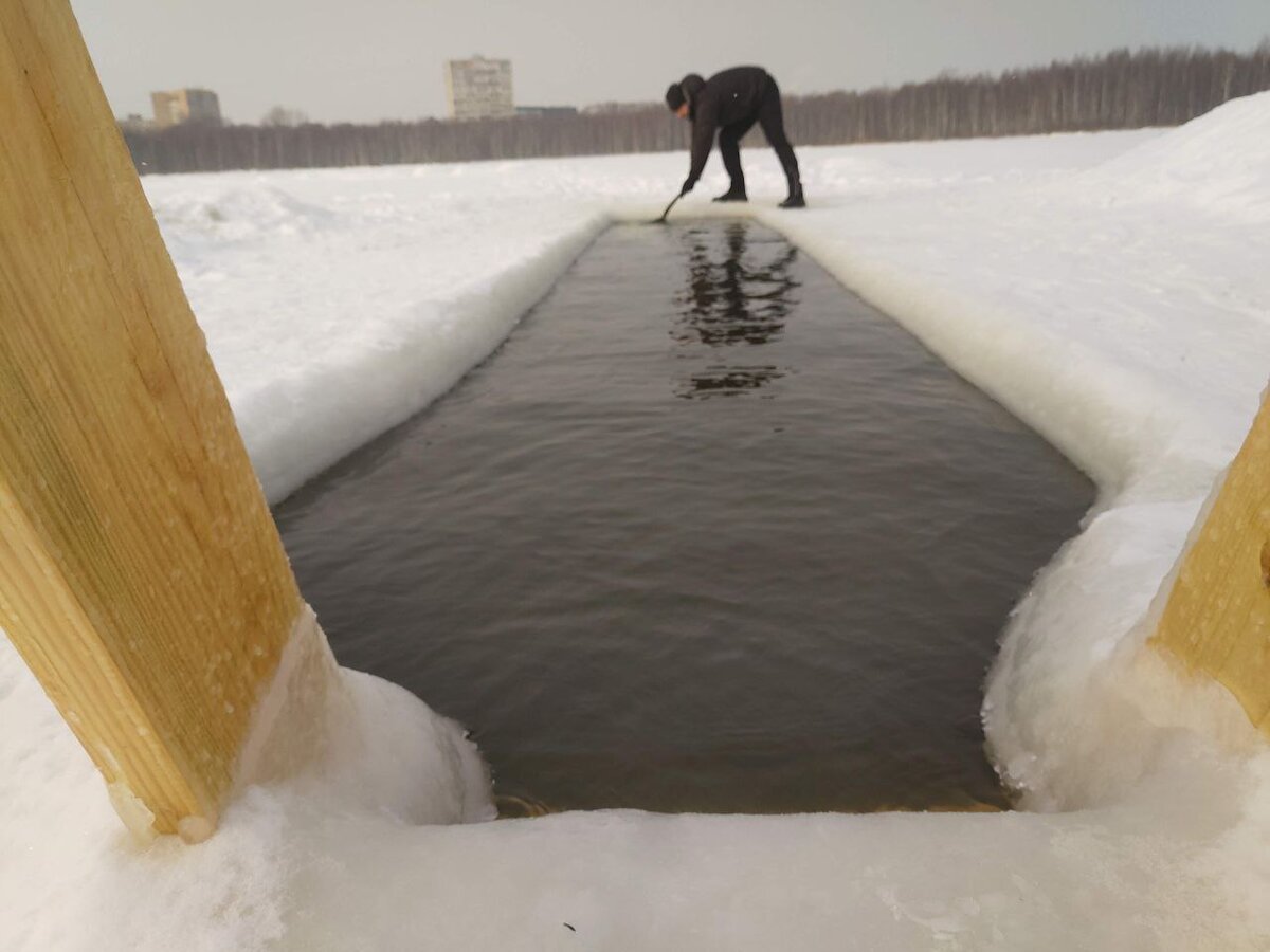 Купальня на Святом озере. Люди здесь омывются даже зимой.