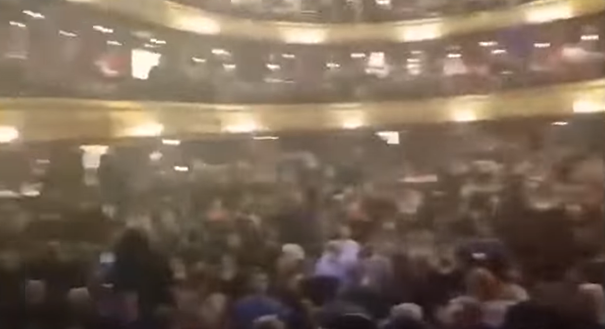 Захваченный зал театра "Шатле" с протестующими