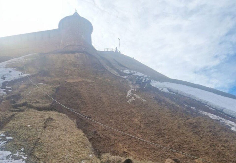     Верхний слой грунта сошел на склоне у Нижегородского кремля. ФОТО: Нижний Новгород. Без цензуры.