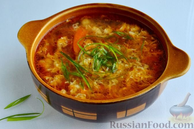 куриные ножки, корень имбиря, лук репчатый, морковь, яйца, лук зелёный, помидоры, соус соевый, масло кунжутное, масло подсолнечное, перец чёрный молотый, соль, сахар