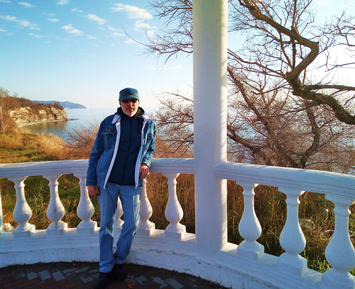 Автор рассказа и канала, Михаил Лекс. Толстый мыс, набережная, Геленджик