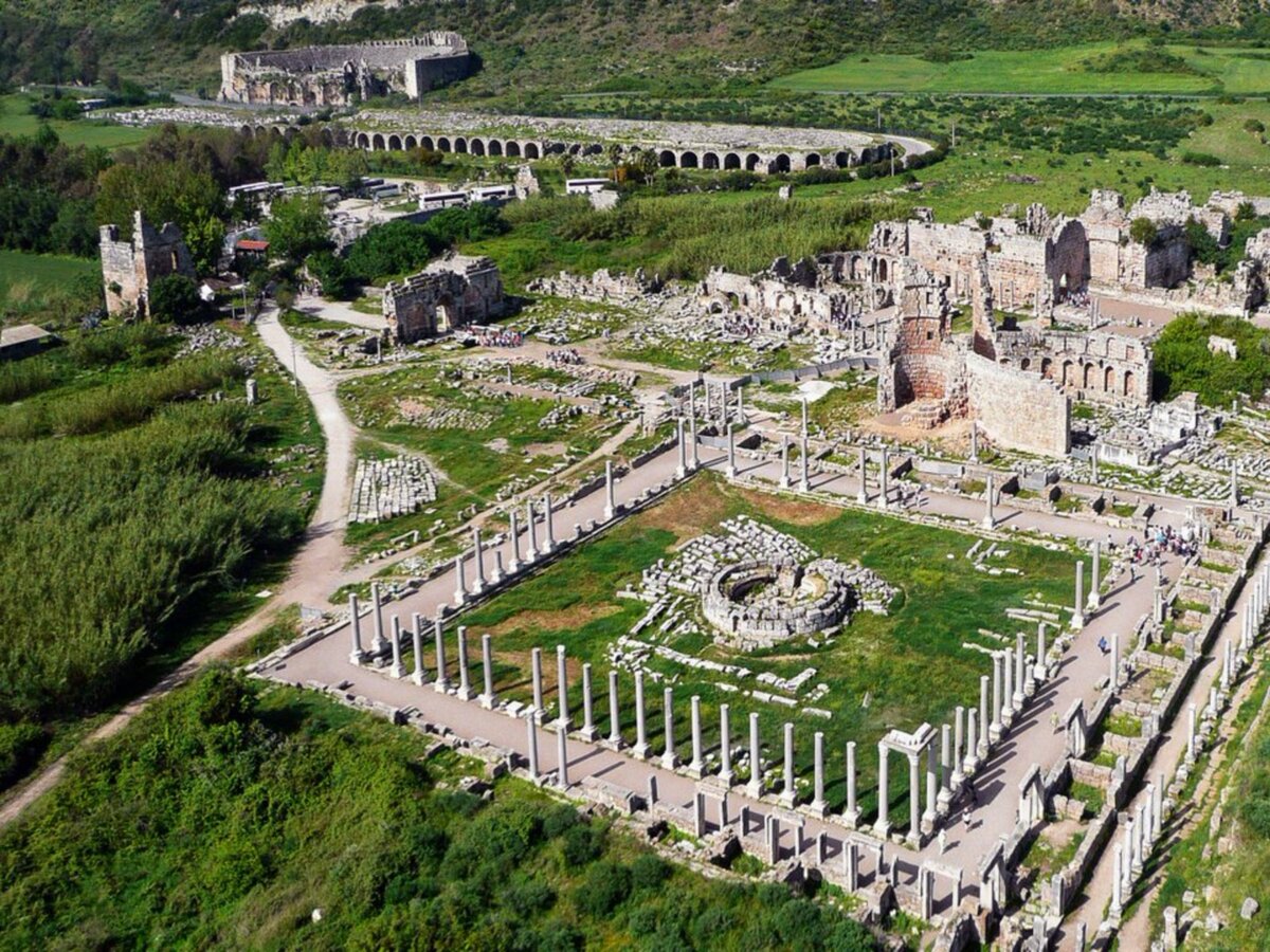 Перге – это древний город в Турции, расположенный в 18 км от города Анталья. Он был основан в 1000 году до нашей эры и является одним из самых известных археологических объектов в регионе.