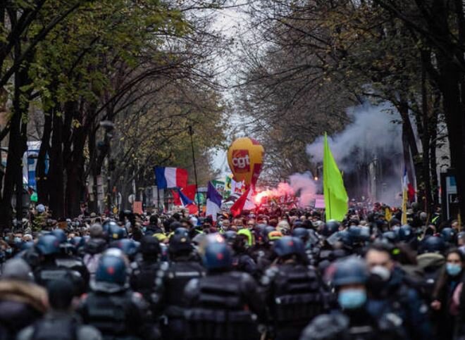 Французы протестуют против пенсионной реформы (иллюстрация  - фото GLOBAL LOOK PRESS)