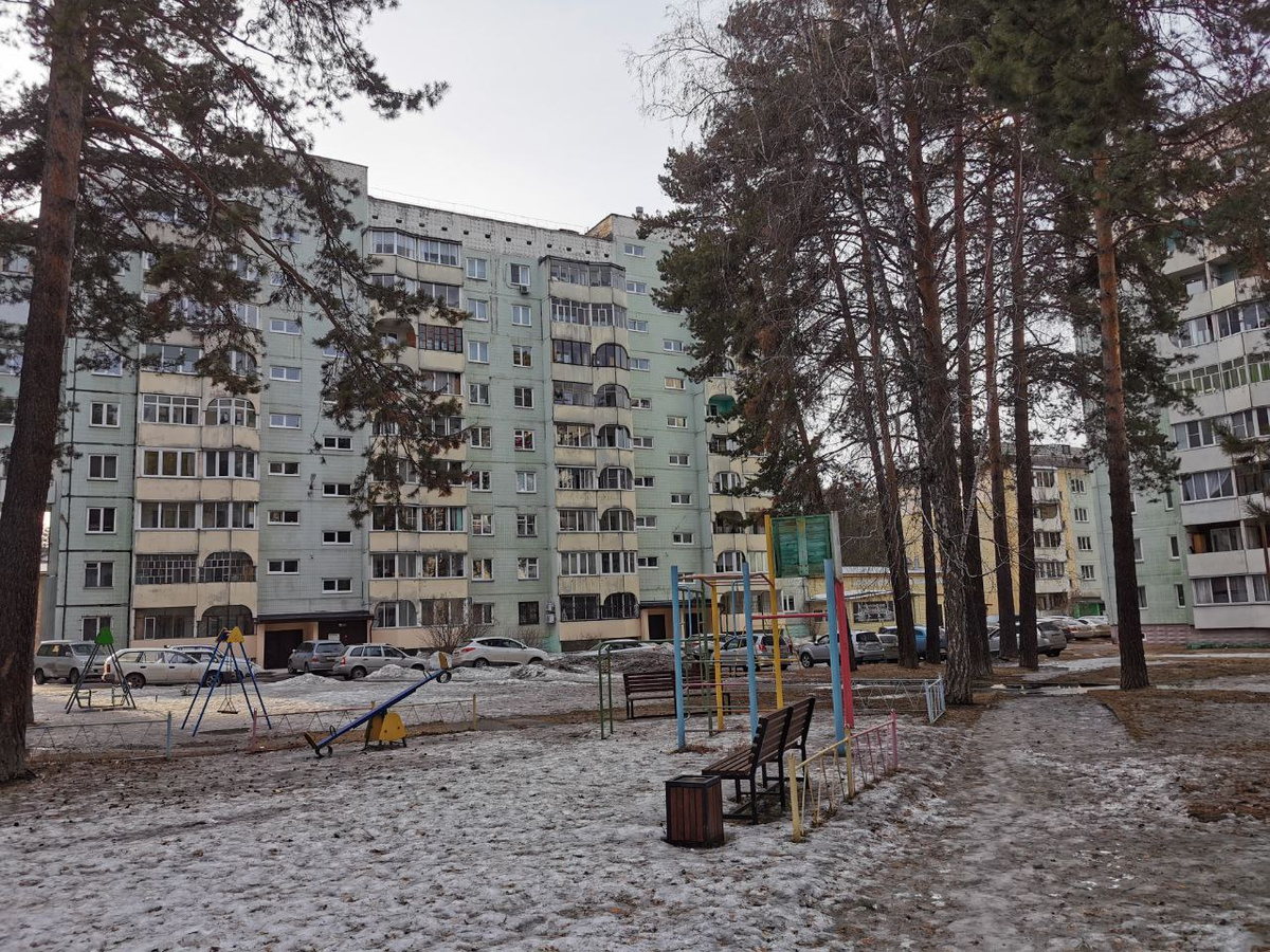 Вот по этой дорожке (в кадре справа) мы шли. Как видите, детская площадка находится левее, за заборчиком. Качели - совсем слева