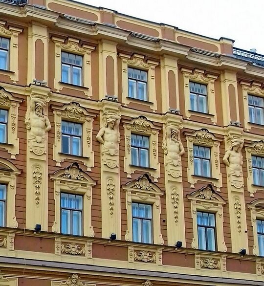 Фрагмент фасада отеля "Европа" на площади Искусств (1873-1875, арх. Л.Ф.Фонтана), фото из личного архива